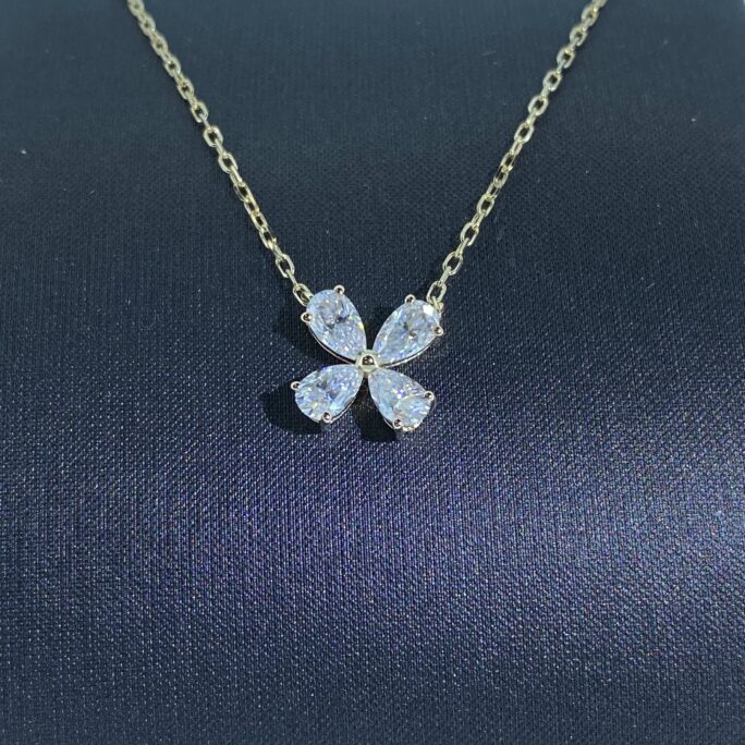 0.92 Carats Pear Cut Moissanite 14K White/Rose/Yellow Gold Four Leaf Clover Pendant Necklace/ 1.9G Metal Weight | N10