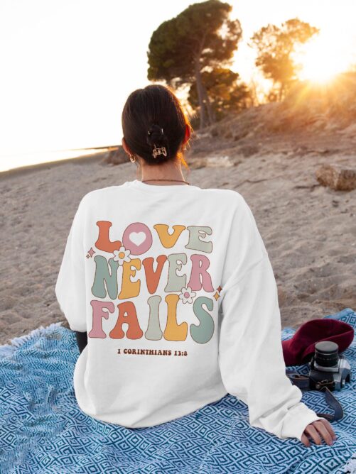 Love Never Fails Sweatshirt Christian Crewneck Apparel Bible Verse Gifts Preppy Clothes Trendy Aesthetic