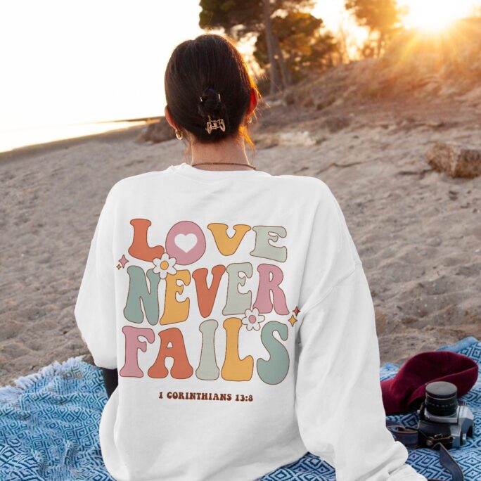 Love Never Fails Sweatshirt Christian Crewneck Apparel Bible Verse Gifts Preppy Clothes Trendy Aesthetic