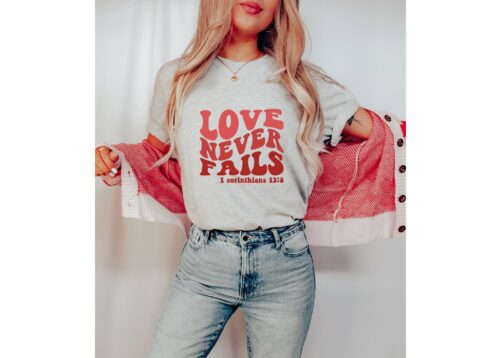 Love Never Fails Shirt, 1 Corinthians 138 Bible Verse Christian T-Shirts For Women, Valentine's Cute Retro Shirt