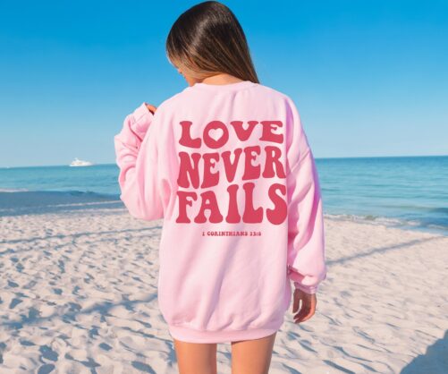 Love Never Fails Sweatshirt Christian Crewneck Apparel Bible Verse Gifts Preppy Clothes Trendy Aesthetic