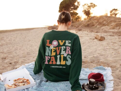 Love Never Fails Sweatshirt Christian Crewneck Apparel Bible Verse Gifts Preppy Clothes Trendy Aesthetic